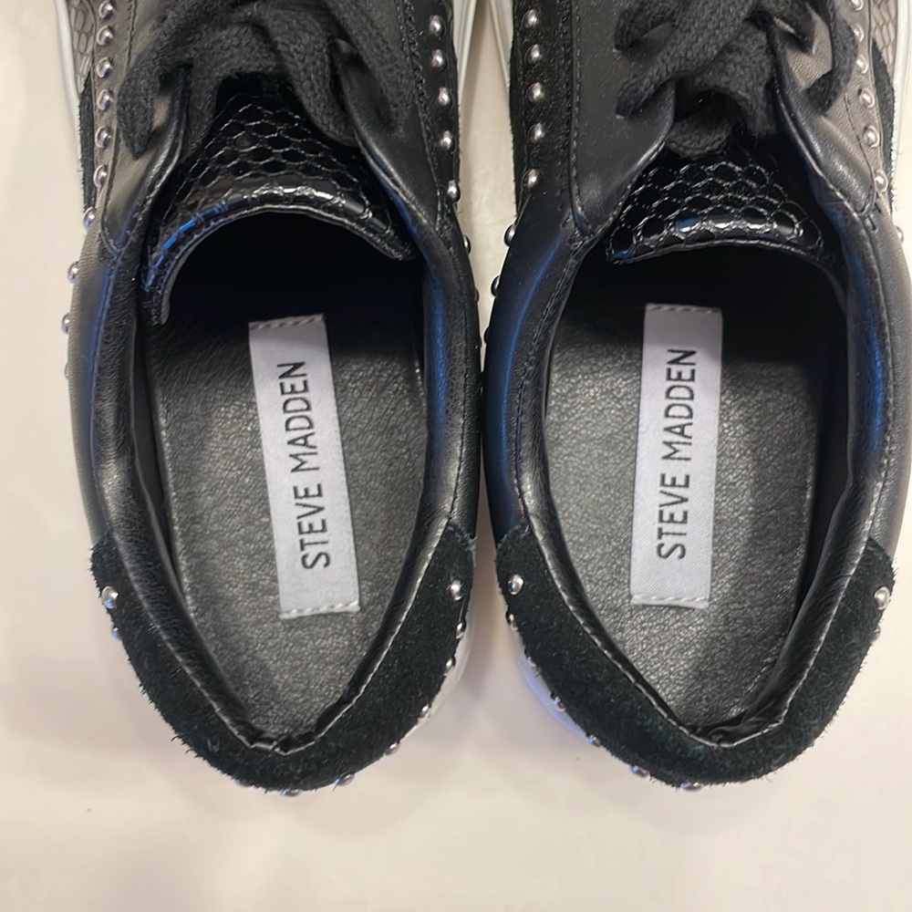 Sneakers - Picture 7 of 8
